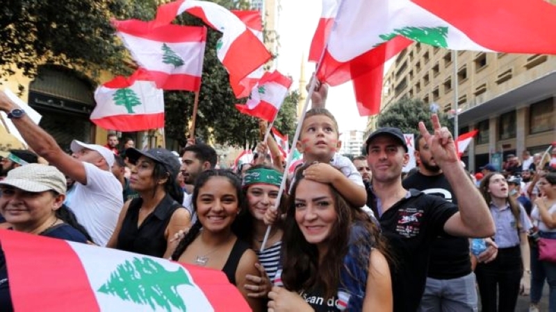 لبنان «مكبّل» بانقسام الداخل وصبر الخارج ينفد