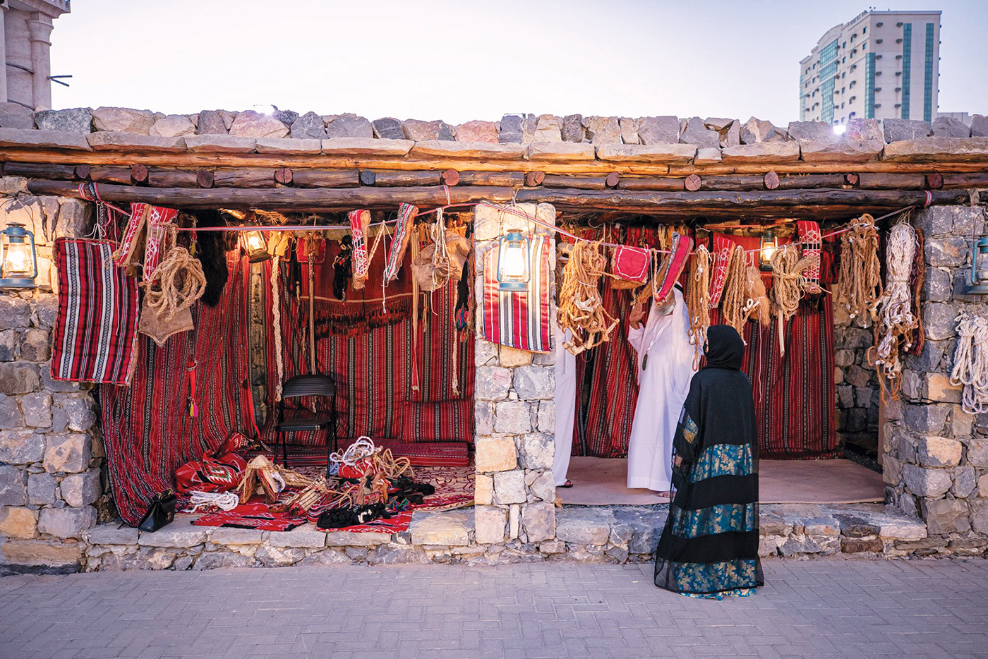 "تجهيز المسافر في الماضي على ظهر جمل / البيان"