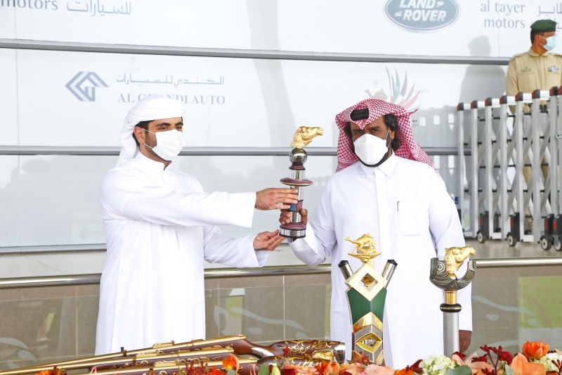 "محمد بن مكتوم خلال مراسم تتويج الفائزين | تصوير: غلام كاركر"