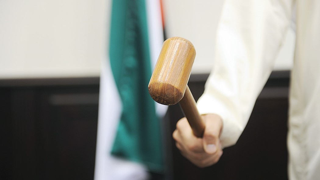 يصور مواقف سيارات ويدمجها بأصوات إطلاق نار وصراخ لهذا السبب