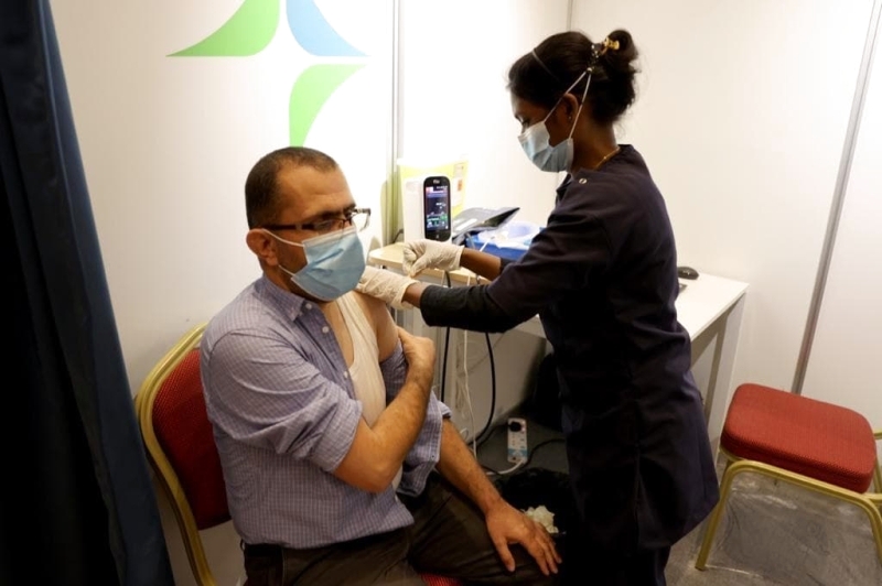 "محمد العياصرة يتلقى التطعيم"