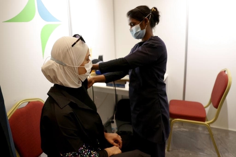 "مروة الحلبي خلال تلقي التطعيم | تصوير: سالم خميس"