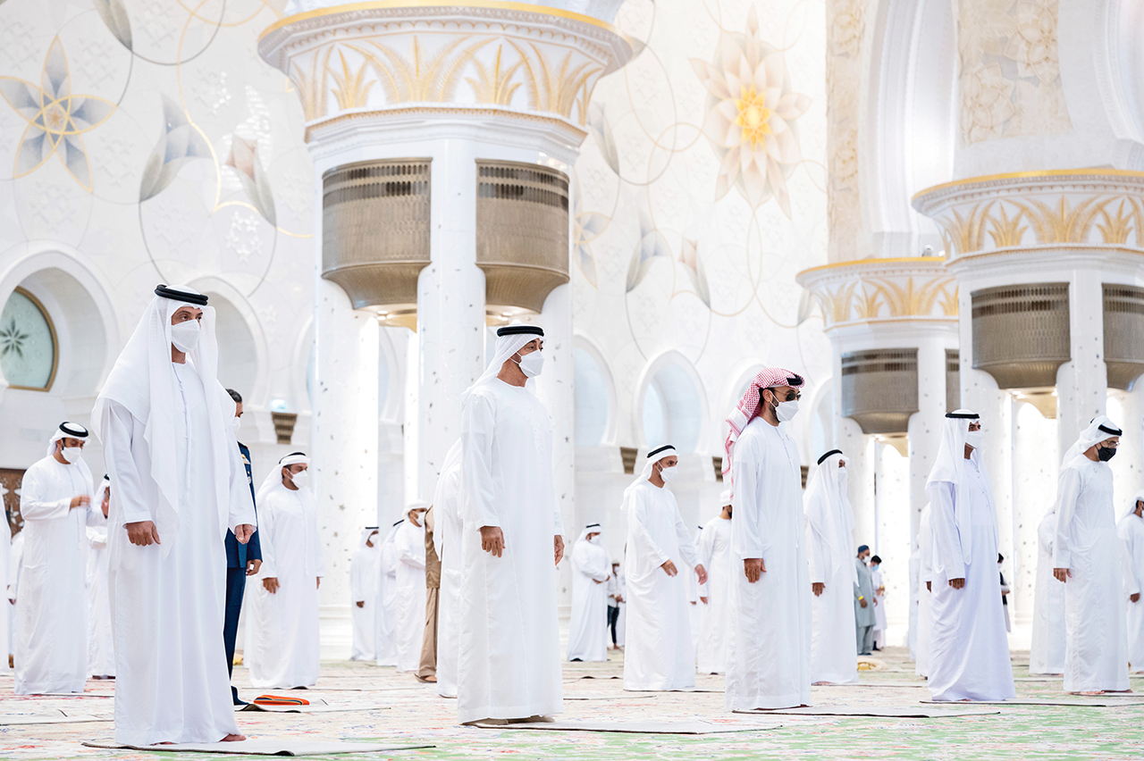 "محمد بن زايد وهزاع وطحنون بن زايد وخالد بن محمد بن زايد ونهيان بن مبارك خلال أداء صلاة العيد | تصوير: محمد الحمادي وحمد الكعبي وراشد المنصوري"