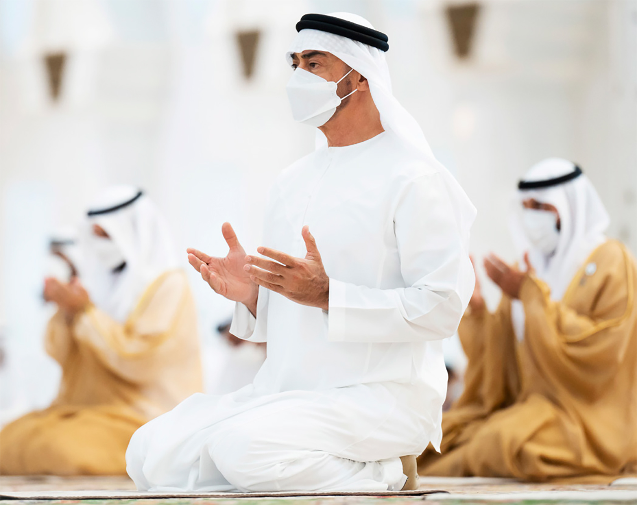 "محمد بن زايد خلال أداء صلاة العيد | تصوير: راشد المنصوري"