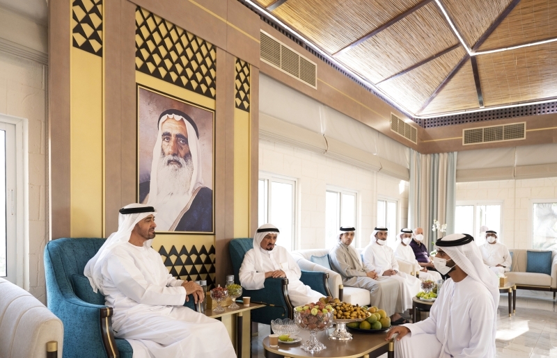 "محمد بن زايد وحميد النعيمي يستمعان إلى حميد بن عمار بحضور منصور بن زايد والشيوخ | تصوير: محمد الحمادي"