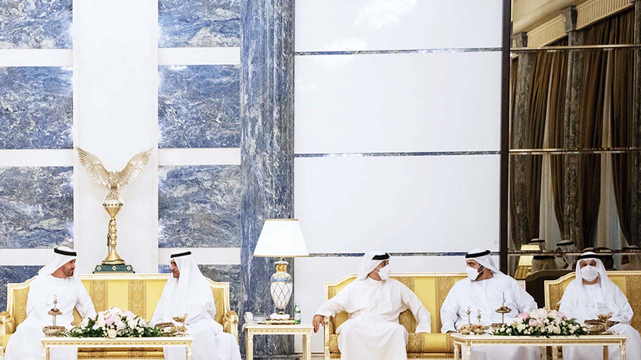 "محمد بن زايد خلال زيارته حاكم الفجيرة بحضور محمد الشرقي ومنصور بن زايد وصالح الشرقي | تصوير: راشد المنصوري"