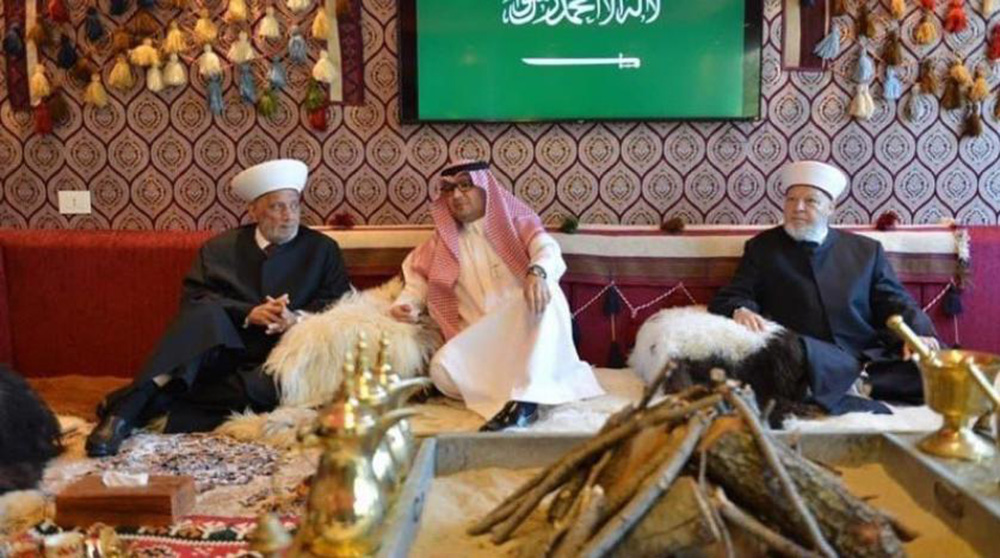 بالفيديو.. السفير السعودي في لبنان يستقبل زواره في خيمة