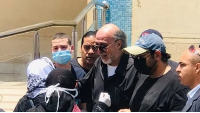 انهيار شقيق سمير غانم عقب تشييع الراحل