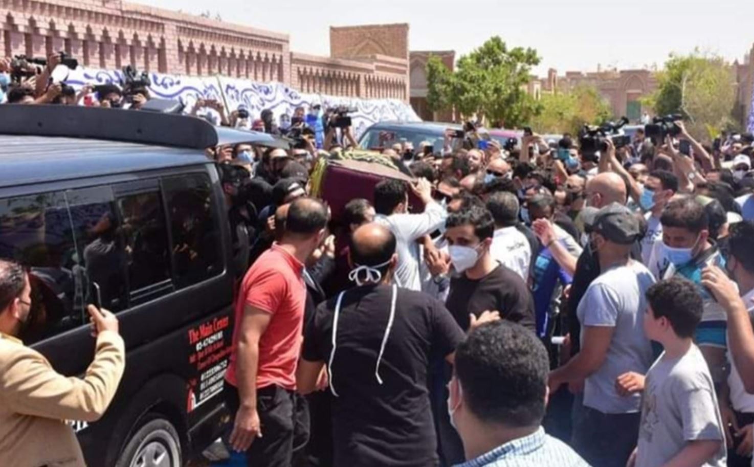 فيديو.. أبكيتنا بقدر ما أضحكتنا.. جثمان سمير غانم يوارى الثرى