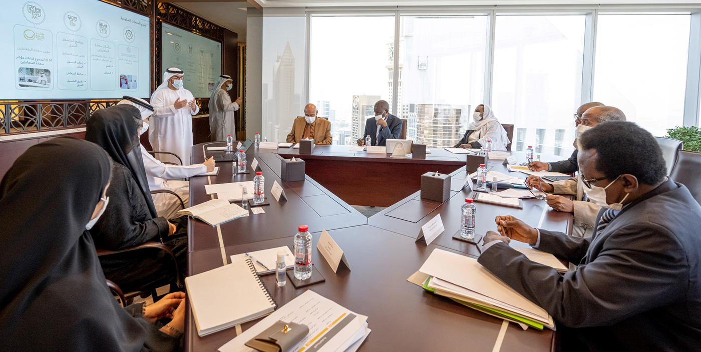 "الوفد السوداني يستمع إلى شرح حول نموذج الإمارات لتطوير وتقييم الخدمات الحكومية"