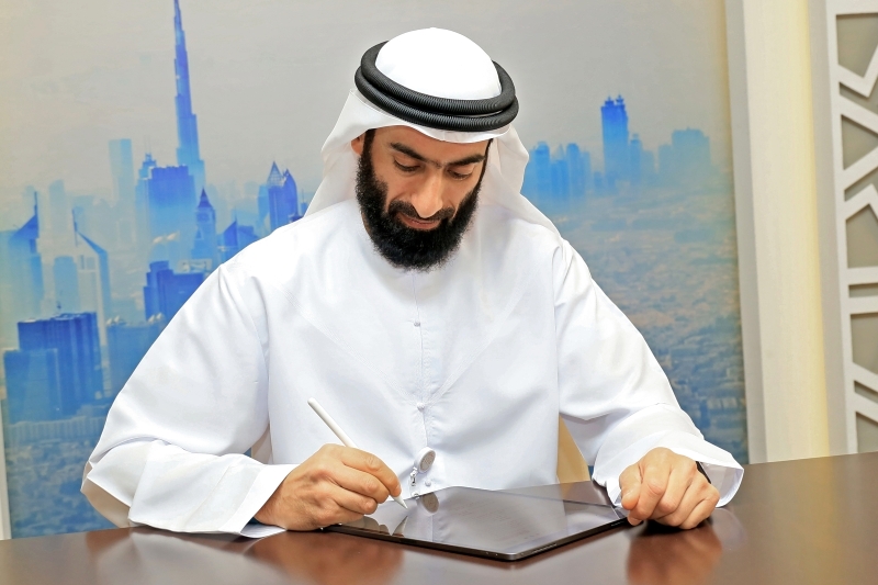 "عبدالله الفلاسي خلال توقيع مذكرة التفاهم | من المصدر"