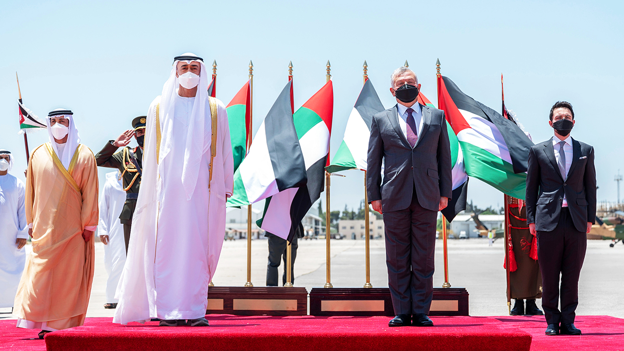 "محمد بن زايد وعبد الله الثاني خلال عزف النشيد الوطني للبلدين بحضور منصور بن زايد والحسين بن عبد الله تصوير: حمد الكعبي"