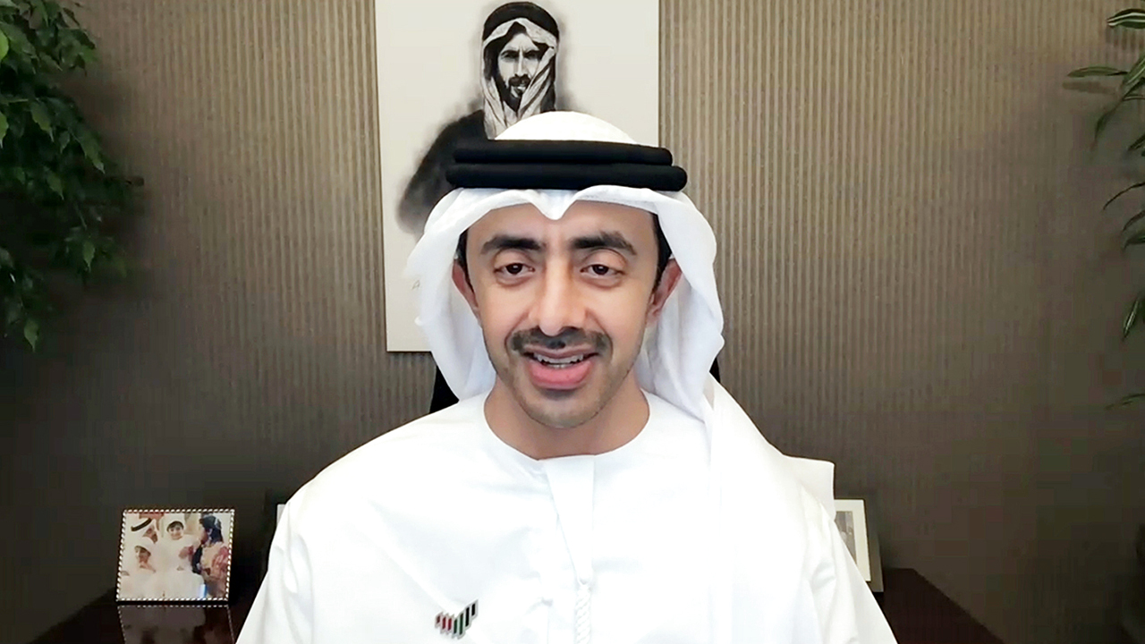 "عبدالله بن زايد خلال الاتصال المرئي مع مارك جارنو| وام"