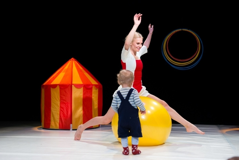 "عروض الألعاب الملونة.. شغف وفنون"