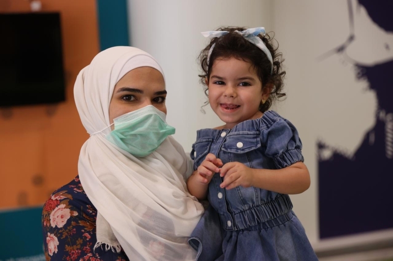 إجراء التحاليل للطفلة «جولي» تمهيداً للعلاج الجيني