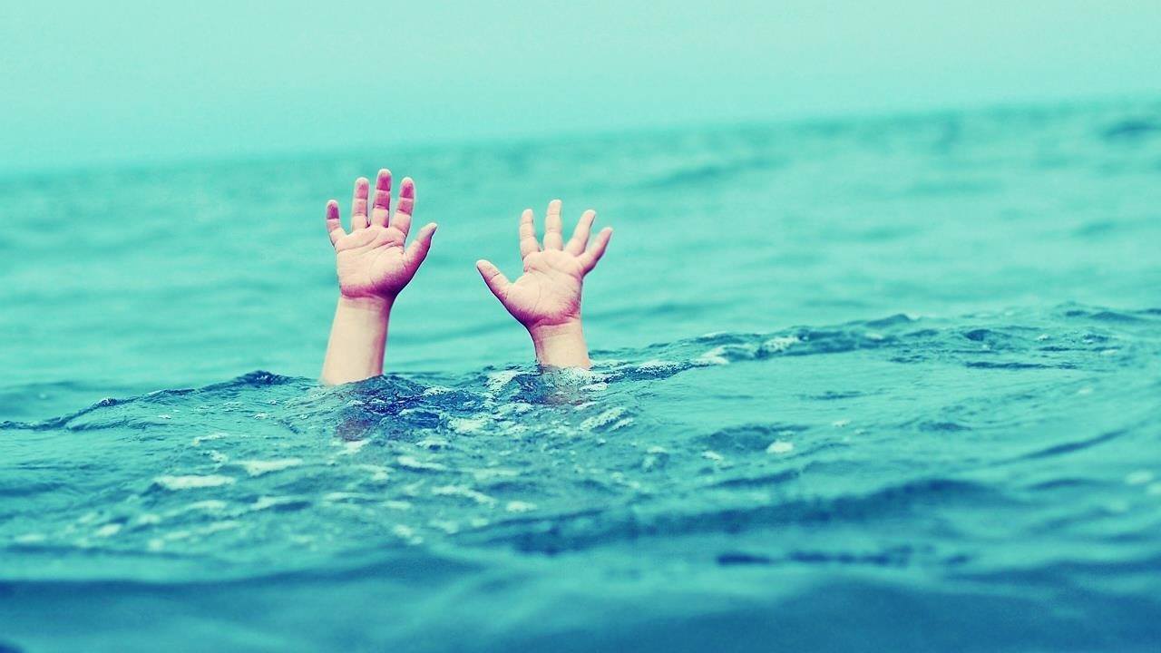 يقتل طفلتيه ويلقي جثتيهما في البحر
