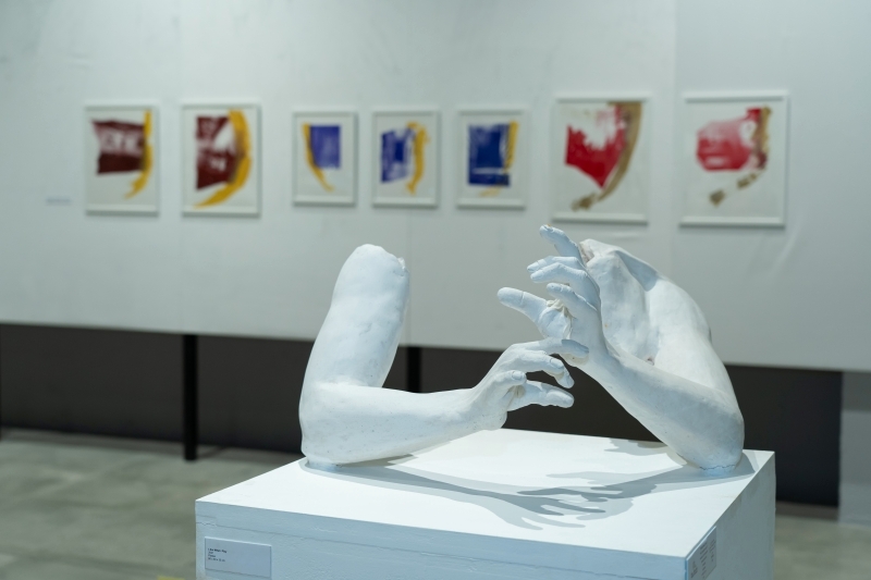 "أعمال من مدارس فنية متنوعة في المعرض"