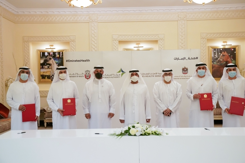 "أحمد بن سعيد خلال حضوره اتفاقية الشراء الموحد للأدوية والمستلزمات الطبية بحضور عبد الرحمن العويس ومحمد سليم العلماء وعوض الكتبي"