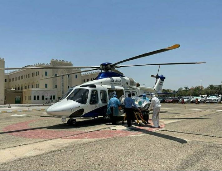شرطة أبوظبي تنقل مصابا بكورونا جوا إلى "طبية خليفة"