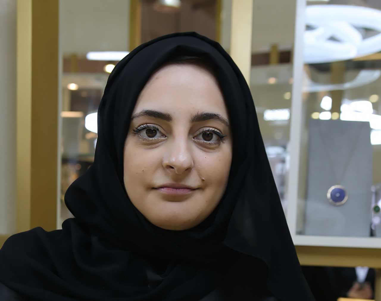 فاطمة البناي مصممة ذهبية تبهر زوار «جواهر الإمارات»