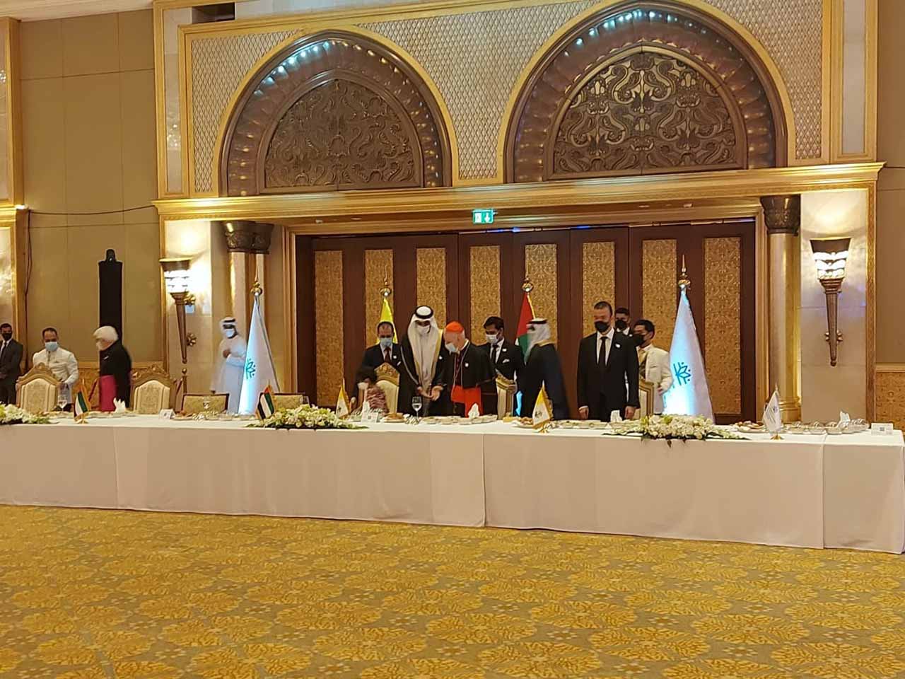 مؤسسة التعليم البابوية التابعة للفاتيكان تقلّد محمد بن زايد وسام "رجل الإنسانية"