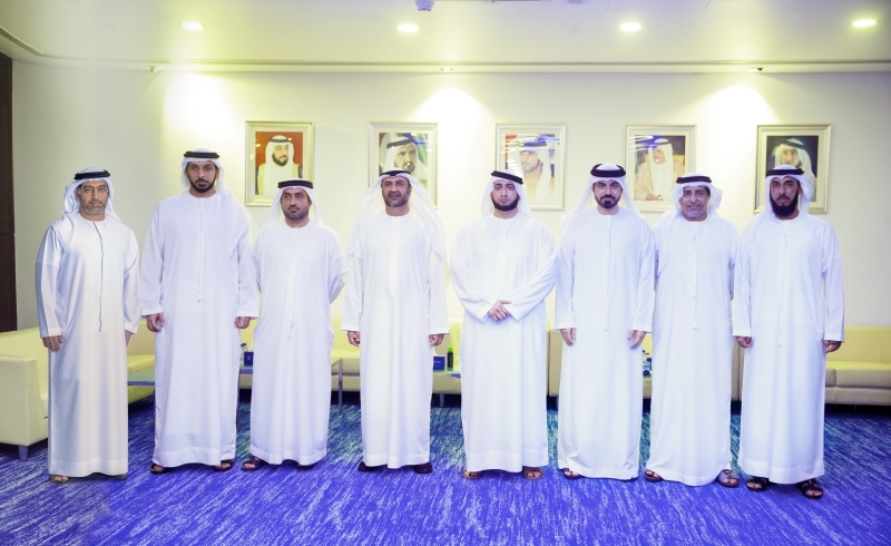 "راشد بن حمدان يتوسط أعضاء مجلس إدارة شركة النصر لكرة القدم | البيان"