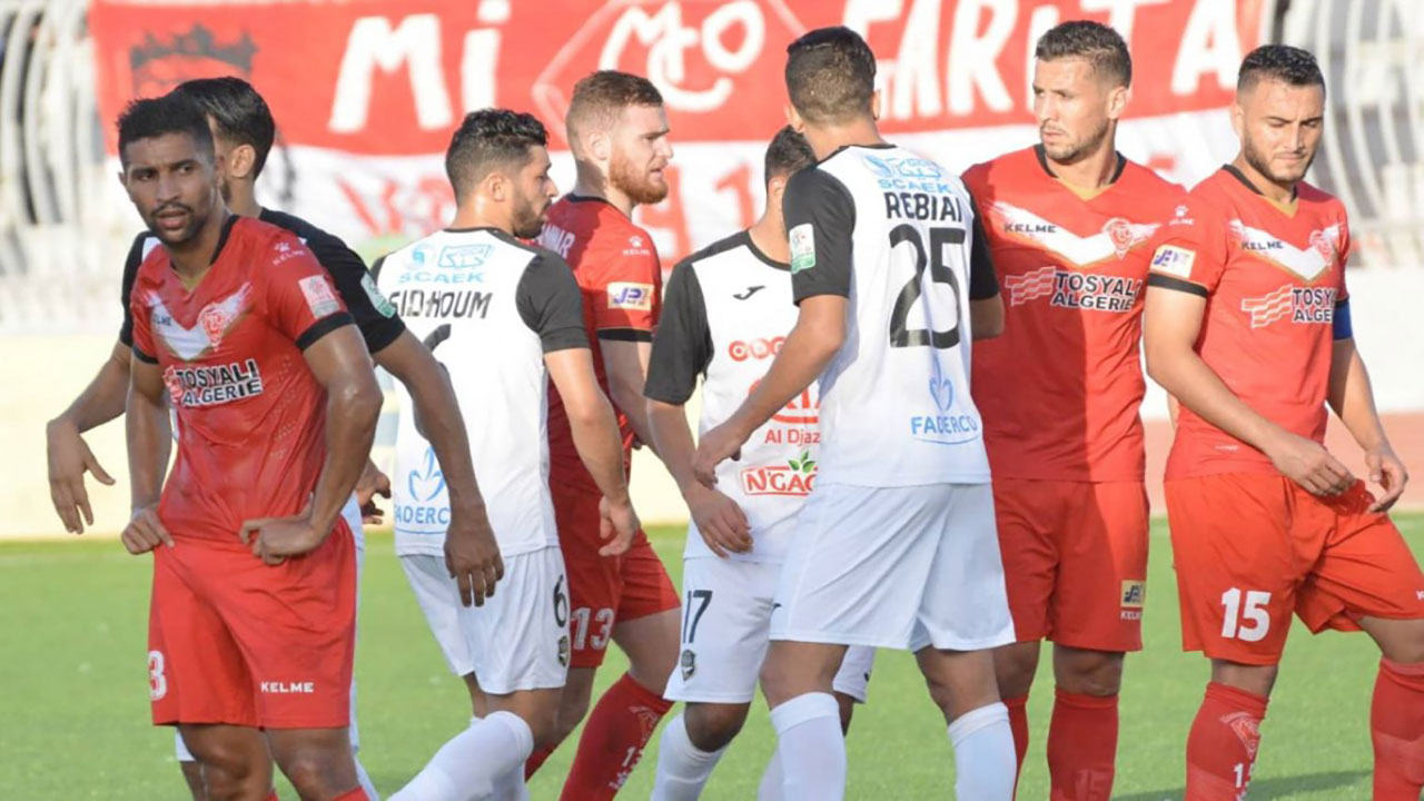 متصدّر الدوري الجزائري يتلقى أثقل هزيمة له منذ بداية الموسم