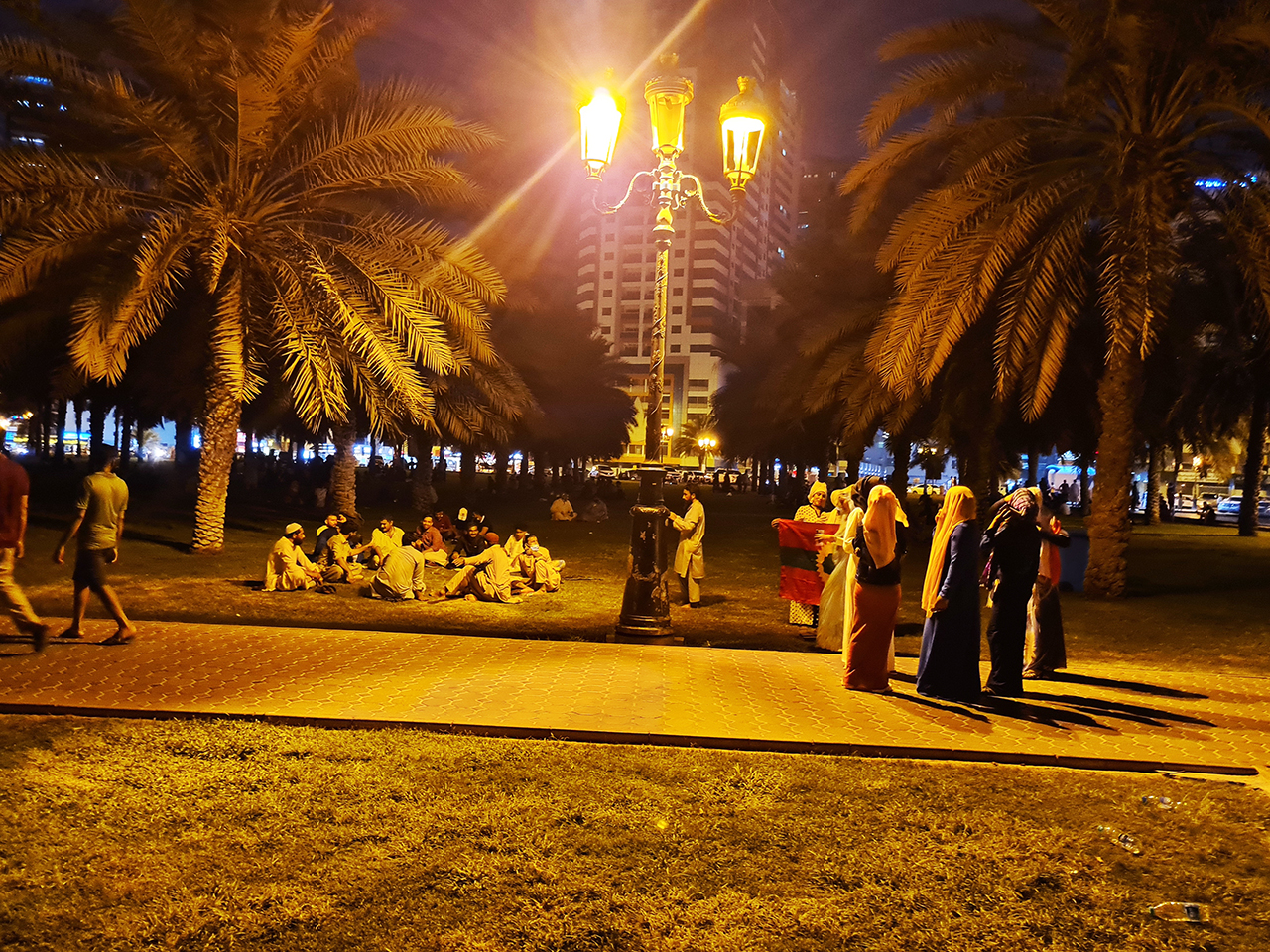 "جانب من مرتادي حديقة النخيل في الشارقة | من المصدر"