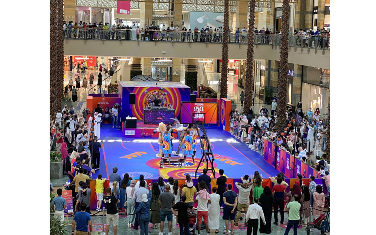 "المتسوقون في مردف سيتي سنتر يقبلون على مشاهدة الفعاليات | تصوير: زافير ويلسون"