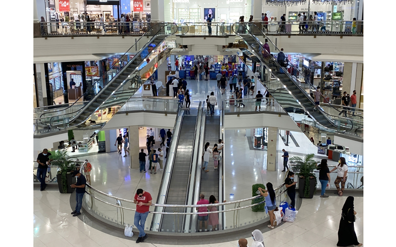 "إقبال كبير على التسوق في ديرة سيتي سنتر"