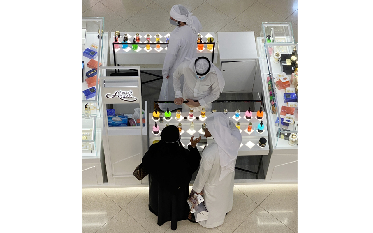 "حضور عائلي مميز لاقتناص التحفيضات"