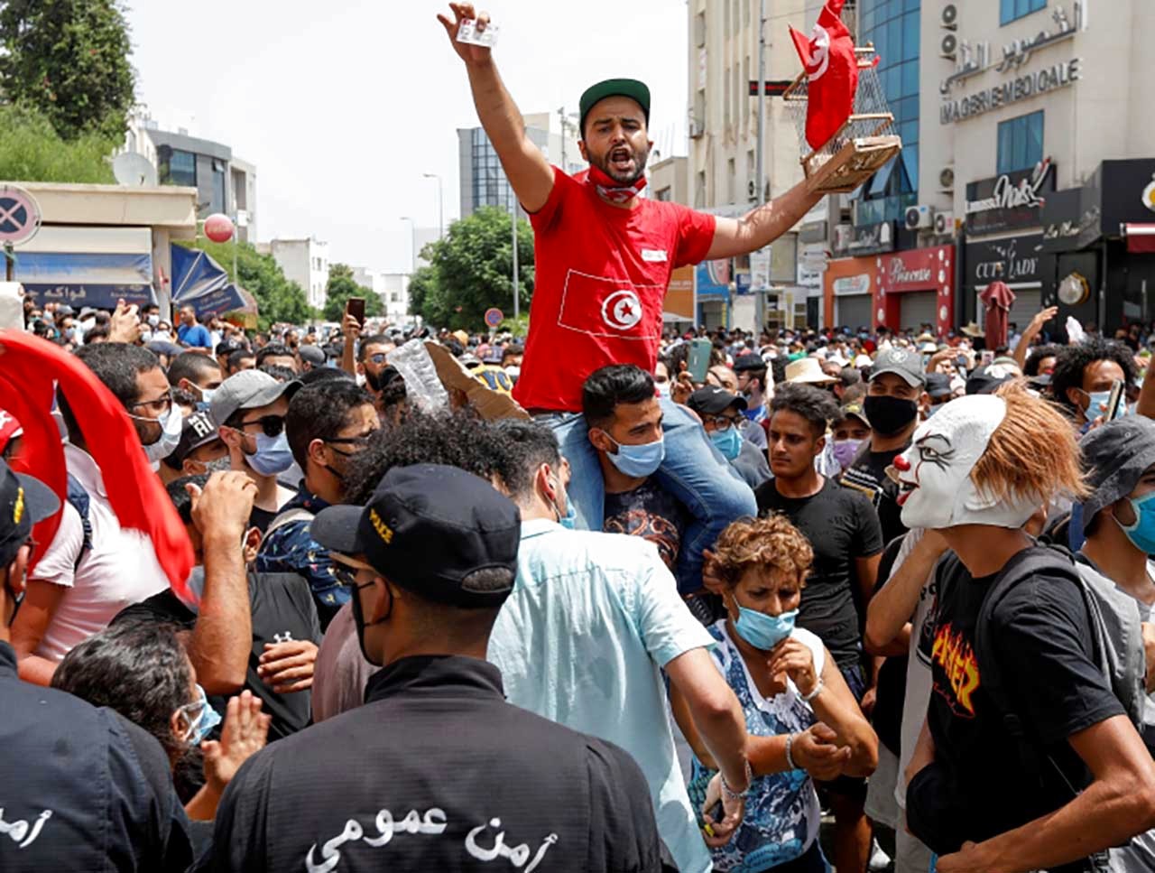 تونس.. انتفاضة ضد «النهضة» وإحراق مقراتها