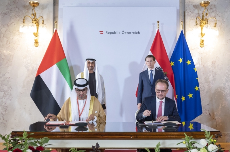 "محمد بن زايد وكورتس يشهدان توقيع سلطان الجابر وألكسندر شالنبرغ على اتفاقية الشراكة الشاملة"