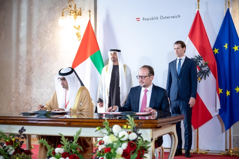 "محمد بن زايد وكورتس يشهدان توقيع سلطان الجابر وألكسندر شالنبرغ على الاتفاقية"