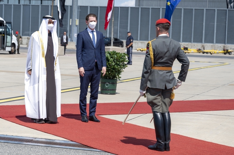"ولي عهد أبوظبي والمستشار النمساوي خلال الاستقبال"