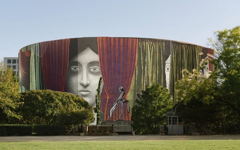 لوحة «إزاحة الستارة» تلتف حول مبنى متحف هيرشهورن