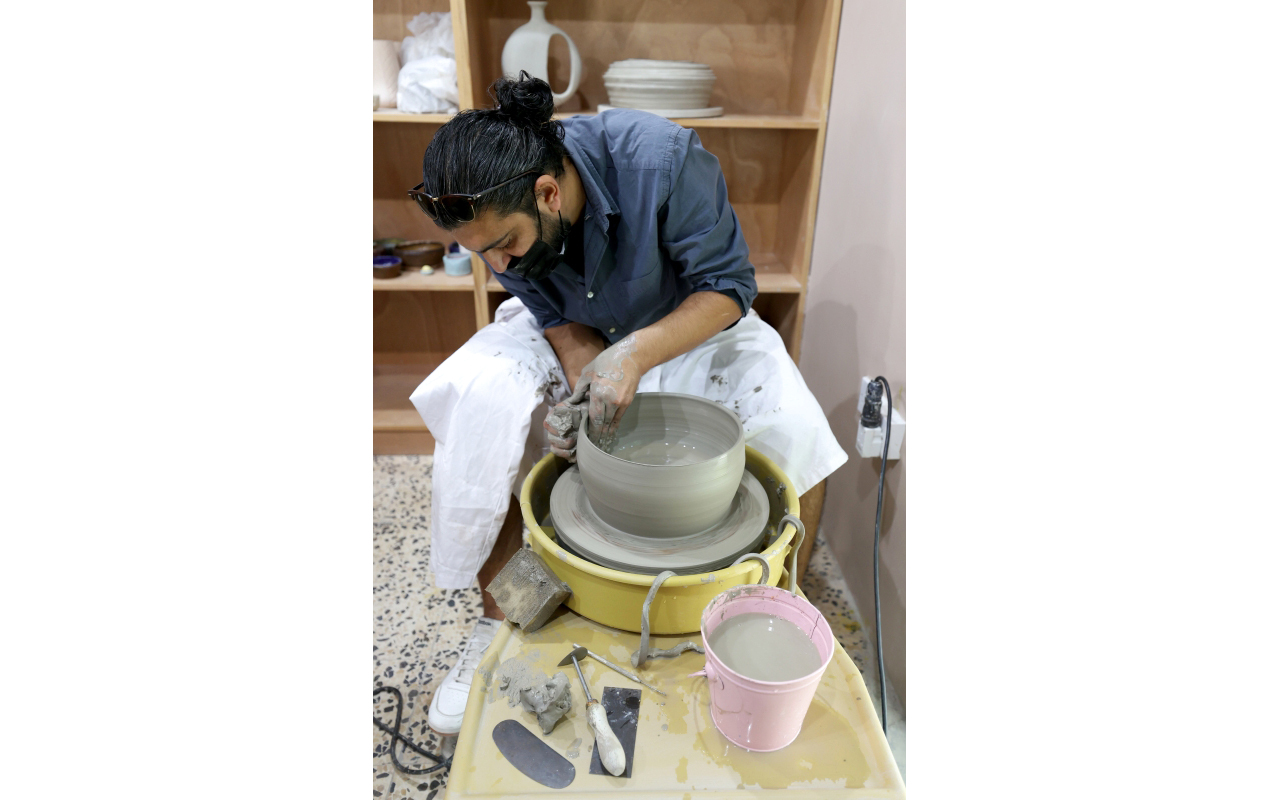 "أحد الفنانين يمارس هوايته في المحترف"