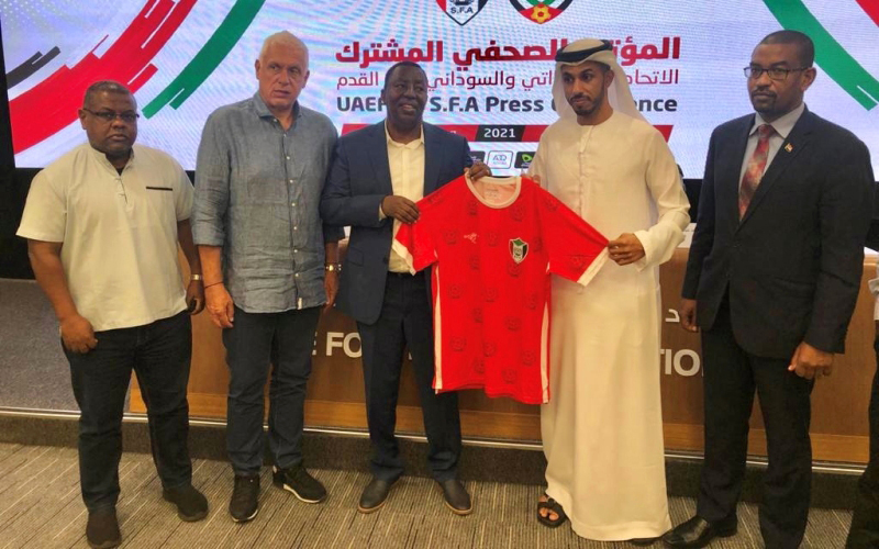 "بن هزام يتسلم قميص المنتخب السوداني من حسن برقو | من المصدر"
