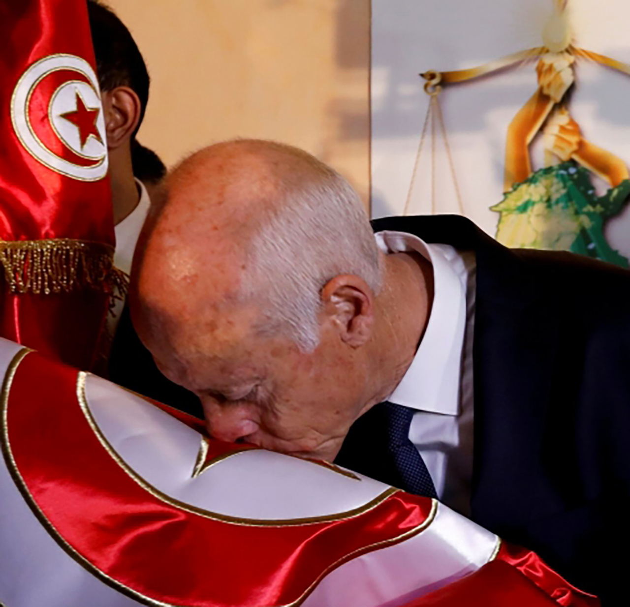 قيس سعيّد.. من أستاذ القانون إلى حامي الدستور