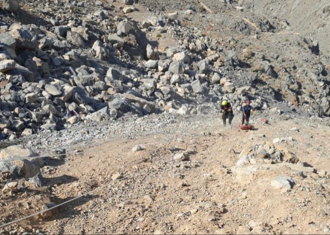 دفاع مدني رأس الخيمة ينقذ شابا سقط في منحدر جبلي