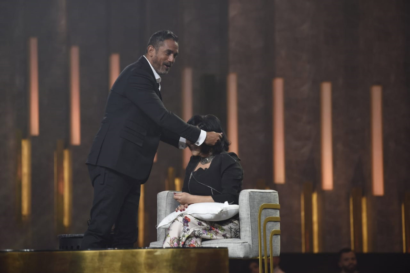 فنان يشدّ شعر إسعاد يونس على الهواء