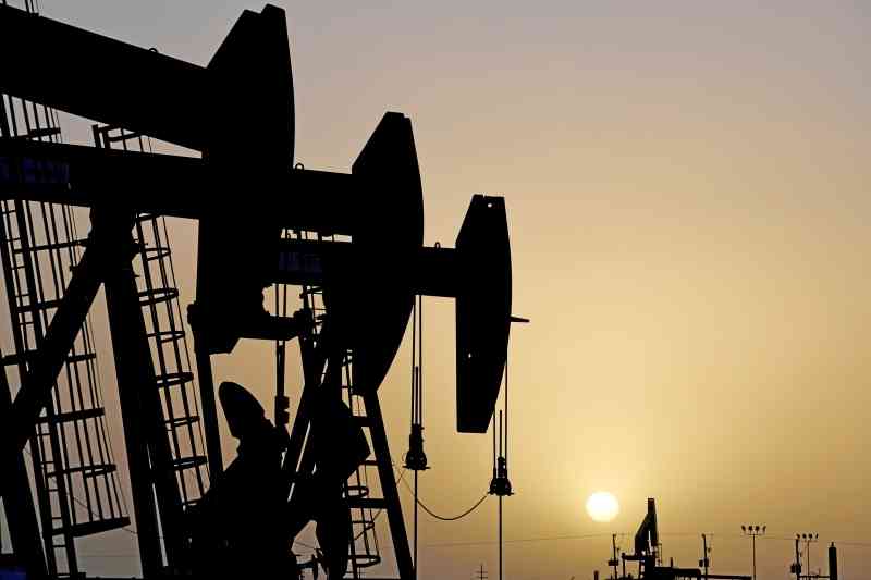 النفط يستقر فوق 75 دولاراً بعد عودة بطيئة للإمدادات الأمريكية