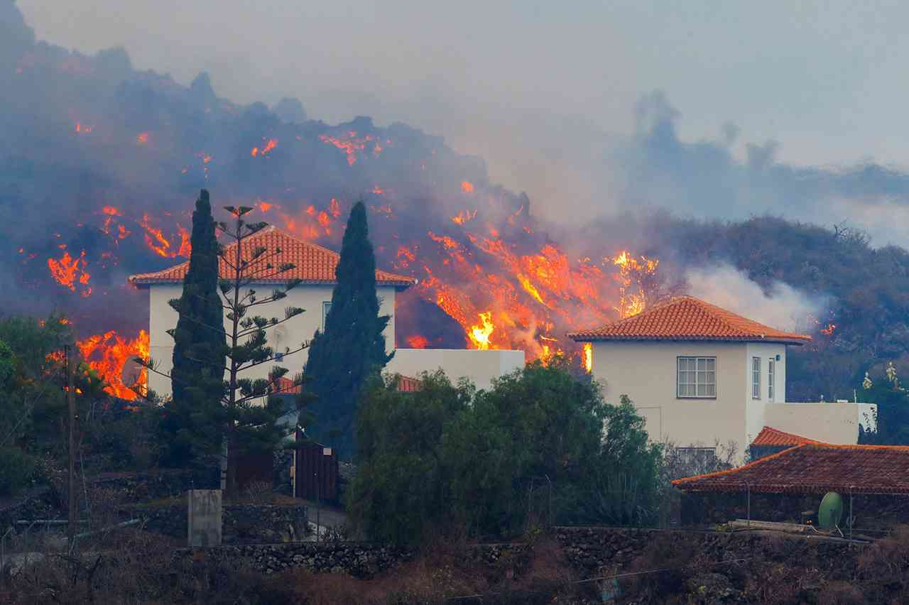 بركان ثائر يدمر منازل آلاف الإسبانيين في جزيرة لا بالما