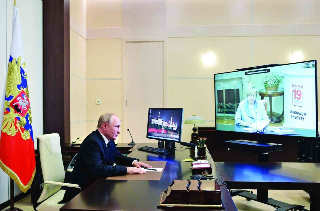 "بوتين يتابع مؤتمراً صحافياً لرئيسة لجنة الانتخابات الروسية | رويترز"