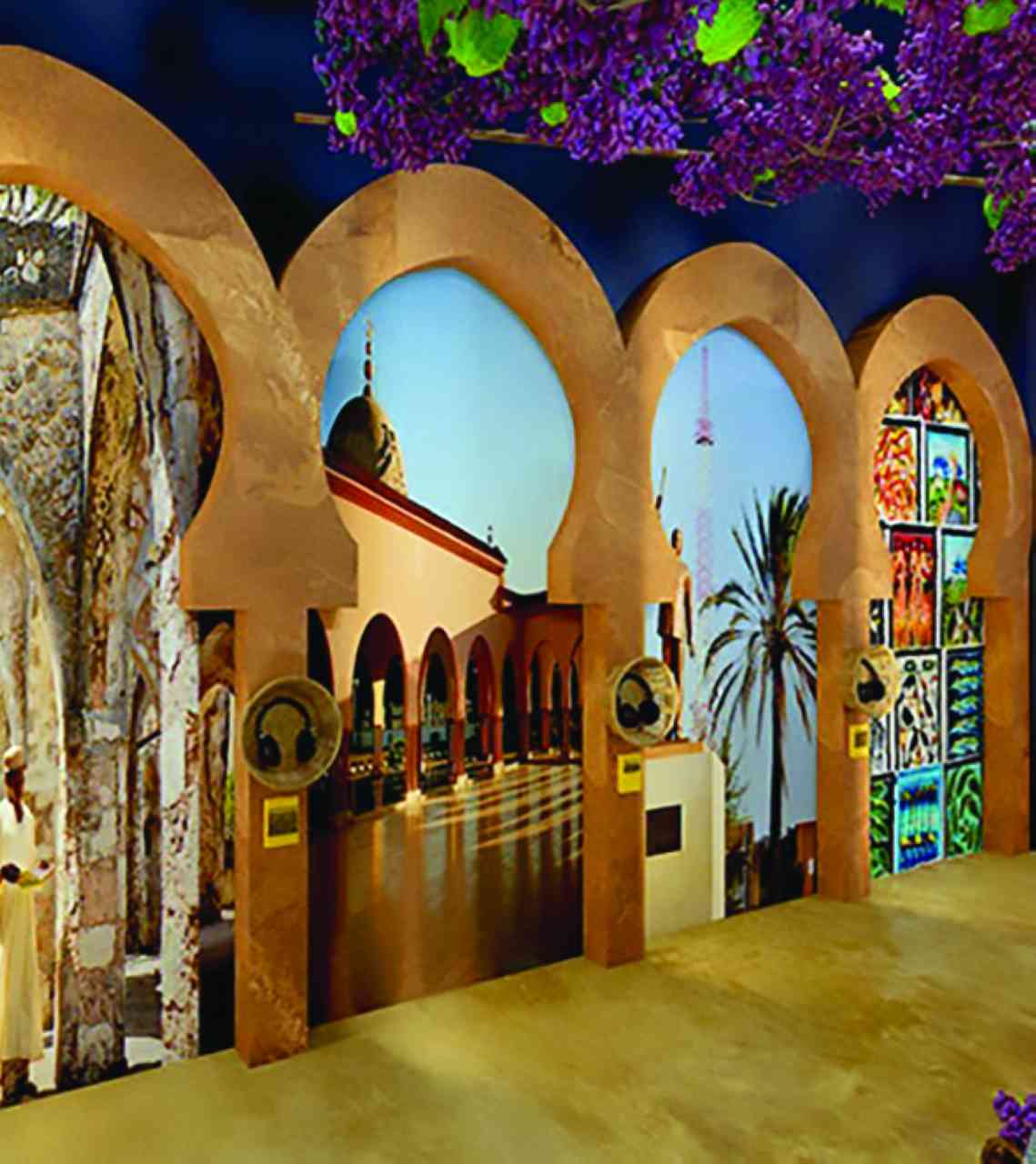 "سفاري تنزانيا\r\nينطلق زوار رحلة اليوم العائلي، في تجربة من نوع آخر، عبر رحلة سفاري افتراضية، في جناح تنزانيا، متعددة الأبعاد، في شوارع دار السلام، لمشاهدة البلد بمنظور شامل، والذي يتمتع بثروات طبيعية ضخمة، وموارد أولية مختبئة في باطن أراضيها، بانتظار من يكتشفها، بالإضافة إلى مساحات شاسعة من الحياة البرية الرائعة، والبحيرات الطبيعية الساحرة، والجبال الشامخة المحيطة بها."