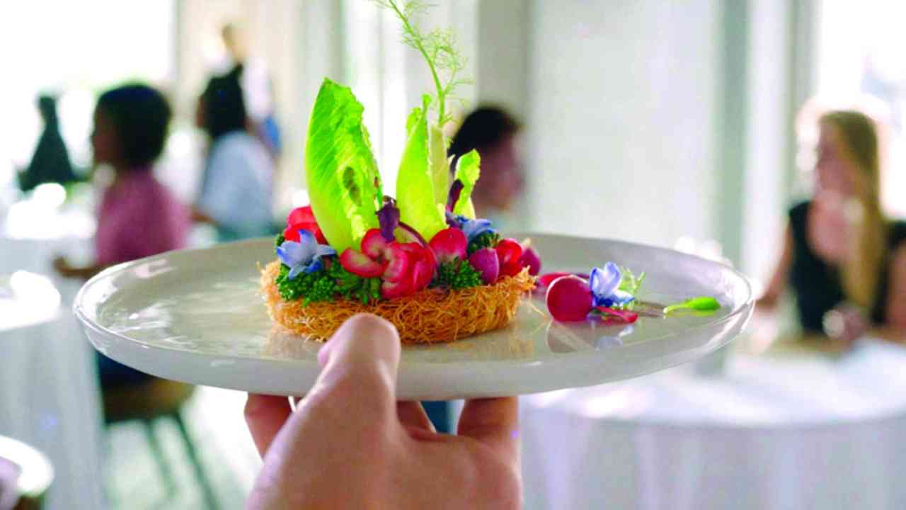 "تجربة الطعام..\r\nتتيح المحطة السابعة من رحلة اليوم العائلي للزوار «مستقبل الطعام»، من إعداد استوديو تصميم التجارب المتعددة الحواس «بومباس أند بار»، لتقدم العديد من الأطعمة المبتكرة، من نكهات خفيفة، تُصنع باستخدام تقنية حصد غبار المذنّبات. سيجد الزائر نفسه في هذه المحطة، في رحلة إلى المستقبل، وبالتحديد إلى عام 2320، لتجربة طهو، مستوحاة من الفضاء وعلم الأحياء الدقيقة والذكاء الاصطناعي."