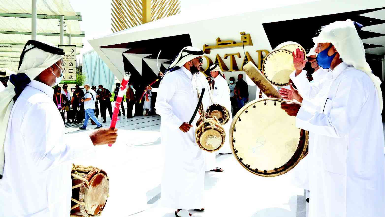 "قطر.. تشارك دولة قطر في معرض إكسبو 2020 دبي تحت شعار «تواصل العقول.. وصنع المستقبل». وتهدف من خلال مشاركتها استعراض جهودها لقيادة وتحفيز الابتكار في العلوم والتكنولوجيا، وأوضح ناصر المهندي، المفوض العام لجناح قطر، أن الفعاليات والأنشطة التي سيتم تنظيمها، تسلط الضوء على مسيرة الدولة نحو تحقيق رؤيتها الوطنية 2030، والمشاريع الضخمة والرائدة التي تم استكمالها لاستضافة فعاليات كأس العالم لكرة القدم 2022."