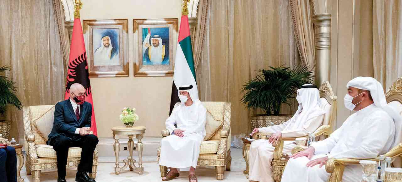 هزاع وسيف بن زايد يستقبلان عدداً من المشاركين في مؤتمر السياسات العالمي بأبوظبي