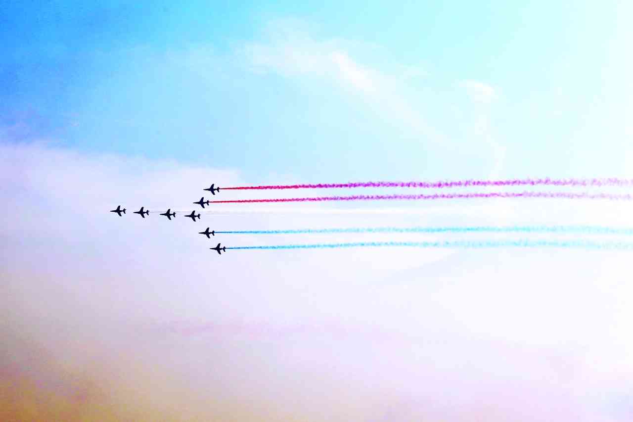 فرنسا ترسم على السحاب احتفالاً بعيدها الوطني