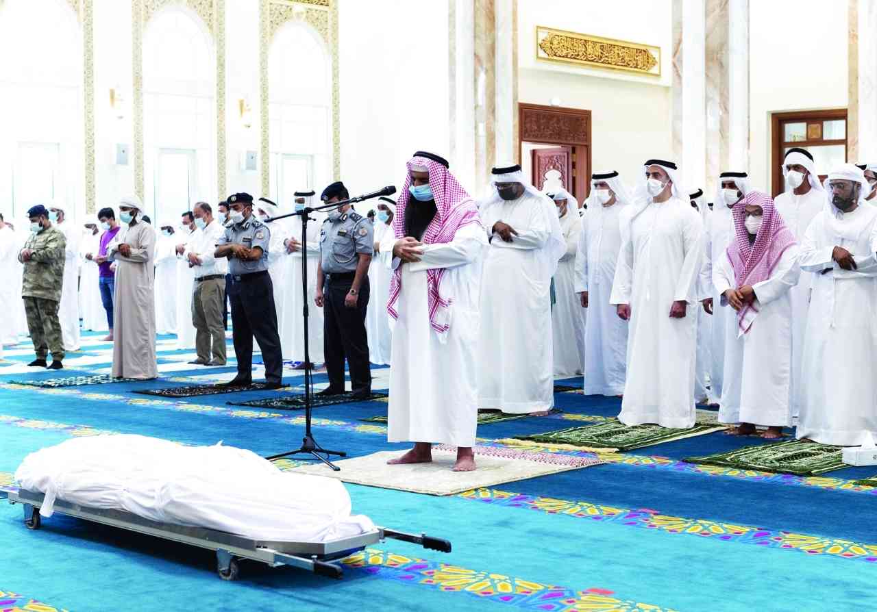 "سيف بن زايد أثناء أداء صلاة الجنازة على جثمان خميس الهولي | وام"